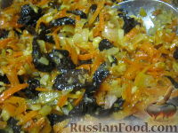 Фото приготовления рецепта: Салат «Анастасия» с морковью, грибами и орехами - шаг №11