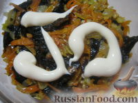Фото приготовления рецепта: Салат «Анастасия» с морковью, грибами и орехами - шаг №14