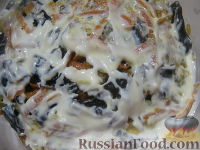 Фото приготовления рецепта: Салат «Анастасия» с морковью, грибами и орехами - шаг №15