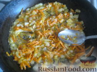 Фото приготовления рецепта: Салат «Анастасия» с морковью, грибами и орехами - шаг №9