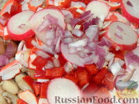 Фото приготовления рецепта: Салат с фасолью «Морские камушки» - шаг №9