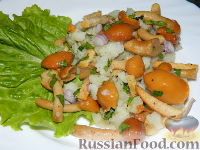 Фото к рецепту: Салат с сухариками "Грибное лукошко"