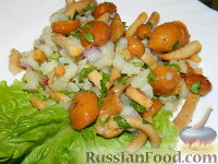 Фото приготовления рецепта: Салат с сухариками "Грибное лукошко" - шаг №9