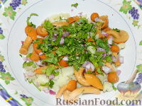 Фото приготовления рецепта: Салат с сухариками "Грибное лукошко" - шаг №6