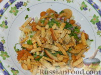 Фото приготовления рецепта: Салат с сухариками "Грибное лукошко" - шаг №8