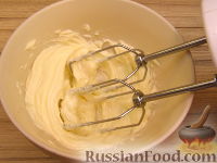 Фото приготовления рецепта: Масляный основной крем на сгущенном молоке - шаг №3