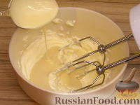 Фото приготовления рецепта: Масляный основной крем на сгущенном молоке - шаг №4