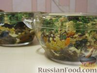 Фото к рецепту: Салат «Анастасия» с морковью, грибами и орехами