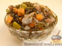 Фото к рецепту: Салат из морской капусты с сельдью и овощами