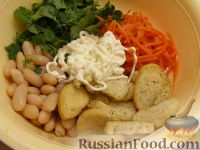 Фото приготовления рецепта: Быстрый салат с фасолью и кинзой - шаг №3