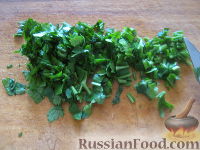 Фото приготовления рецепта: Салат с крабовыми палочками и свежим огурцом - шаг №7