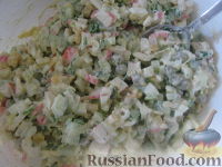Фото приготовления рецепта: Салат с крабовыми палочками и свежим огурцом - шаг №10