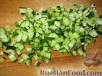 Фото приготовления рецепта: Салат с крабовыми палочками и свежим огурцом - шаг №8