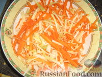 Фото приготовления рецепта: Салат из моркови и капусты "по-корейски" - шаг №3