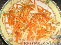 Фото приготовления рецепта: Салат из моркови и капусты "по-корейски" - шаг №6