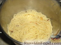 Фото приготовления рецепта: Паста с чесноком и острым перцем  (Spaghetti aglio olio) - шаг №2