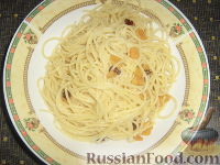 Фото приготовления рецепта: Паста с чесноком и острым перцем  (Spaghetti aglio olio) - шаг №3