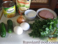 Фото приготовления рецепта: Салат из колбасы с яйцами и кукурузой - шаг №1