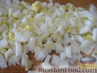 Фото приготовления рецепта: Салат из колбасы с яйцами и кукурузой - шаг №2