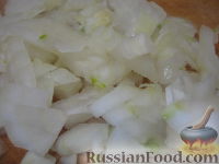 Фото приготовления рецепта: Салат из колбасы с яйцами и кукурузой - шаг №5