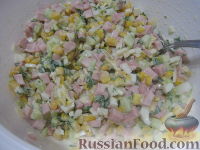 Фото приготовления рецепта: Салат из колбасы с яйцами и кукурузой - шаг №10