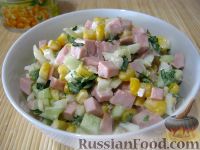 Фото приготовления рецепта: Салат из колбасы с яйцами и кукурузой - шаг №11