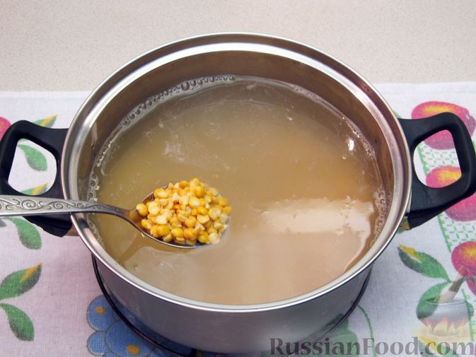 Гороховый суп сколько замачивать. Когда солить гороховый суп. Когда солить гороховый суп в начале или в конце варки. Суп гороховый с солеными огурцами рецепт как солярка.