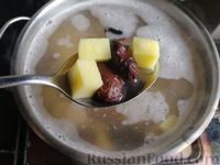 Фото приготовления рецепта: Салат с сельдереем, огурцами и яйцами - шаг №6