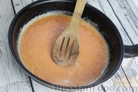 Фото приготовления рецепта: Яичница-болтунья с томатной пастой - шаг №5