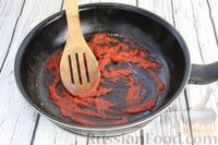 Фото приготовления рецепта: Яичница-болтунья с томатной пастой - шаг №4