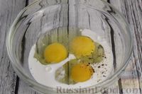 Фото приготовления рецепта: Яичница-болтунья с томатной пастой - шаг №2