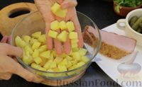 Фото приготовления рецепта: Картофельный салат "Деревенский" с копчёным мясом и маринованными огурцами - шаг №4