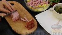 Фото приготовления рецепта: Картофельный салат "Деревенский" с копчёным мясом и маринованными огурцами - шаг №5