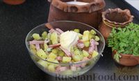 Фото приготовления рецепта: Картофельный салат "Деревенский" с копчёным мясом и маринованными огурцами - шаг №7