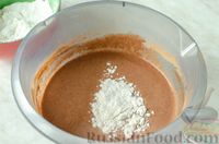 Фото приготовления рецепта: Роллы из шоколадных блинчиков с творожно-фруктовой начинкой - шаг №8