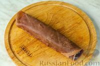 Фото приготовления рецепта: Роллы из шоколадных блинчиков с творожно-фруктовой начинкой - шаг №17