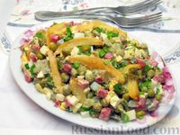 Фото к рецепту: Салат с жареным картофелем, маринованными огурцами, колбасой и горошком