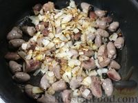 Фото приготовления рецепта: Куриные сердечки, тушенные в сырном соусе - шаг №6