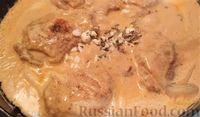 Фото приготовления рецепта: Куриные бёдрышки в сметанном соусе с паприкой, тимьяном и чесноком - шаг №8