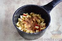 Фото приготовления рецепта: Яблочный крамбл с клюквой, орехами и овсяными хлопьями - шаг №8