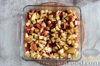 Фото приготовления рецепта: Яблочный крамбл с клюквой, орехами и овсяными хлопьями - шаг №10