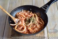 Фото приготовления рецепта: Рис с кальмарами в томатном соусе - шаг №11
