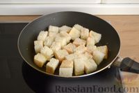 Фото приготовления рецепта: Салат с сардинами, кукурузой, яблоком и сухариками - шаг №4