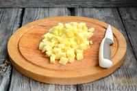 Фото приготовления рецепта: Салат с сардинами, кукурузой, яблоком и сухариками - шаг №7