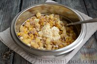 Фото приготовления рецепта: Салат с сардинами, кукурузой, яблоком и сухариками - шаг №11