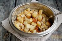 Фото приготовления рецепта: Салат с сардинами, кукурузой, яблоком и сухариками - шаг №12