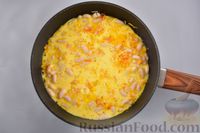 Фото приготовления рецепта: Омлет с фасолью, овощами и сыром - шаг №7