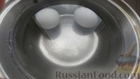 Фото приготовления рецепта: Домашний паштет из шпрот и консервированной фасоли с варёными яйцами - шаг №2