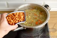 Фото приготовления рецепта: Греческий томатный суп с фасолью и оливками - шаг №7