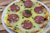 Фото приготовления рецепта: "Пицца" на хлебе, с колбасой и сыром (на сковороде) - шаг №13